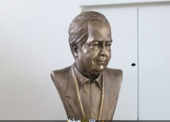 تندیسی برای پدر ارتباطات