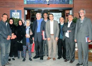 ایمانوئل والرشتاین در آستانه ۹۰ سالگی، چهره در نقاب خاک کشید