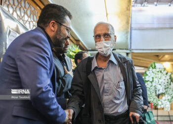 از جهان‌های موازی: فرصت‌های از دست‌رفته و روزنامه‌نگاری نقادانه