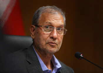 تصمیم غلط، اخراج اساتید با تحلیل غلط